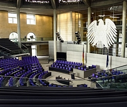 Zu sehen ist der leere Plenarsaal des Deutschen Bundestages.