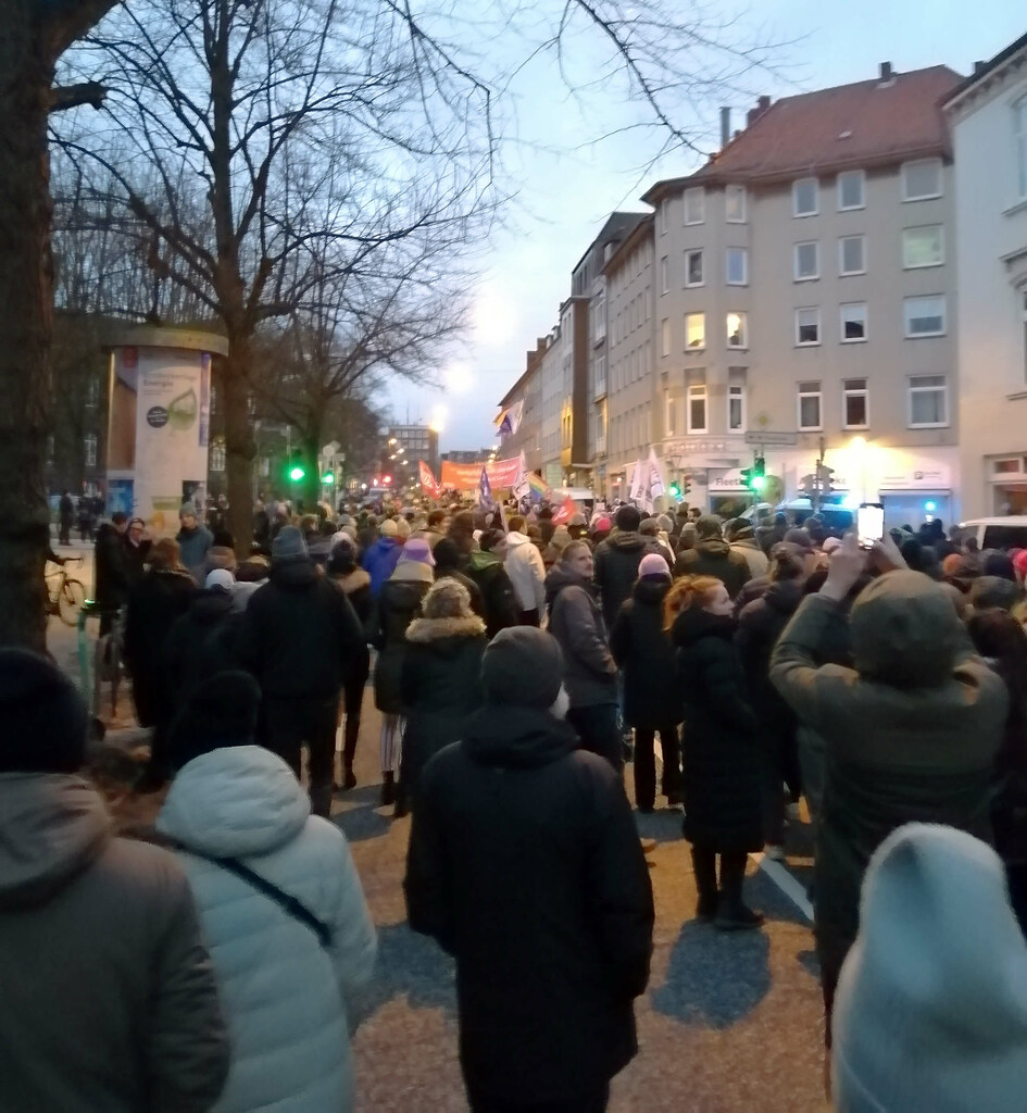 Zahllose Menschen mit Schildern und Fahnen bewegen sich während der Großdemonstration gegen Rechts am 14. Januar 2024 durch den Knooper Weg in Kiel.
