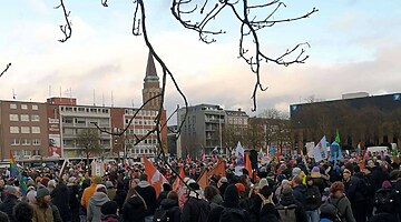 Unzählige Menschen auf dem Exerzierplatz in Kiel während der Großdemonstration gegen Rechts am 14. Januar 2024.