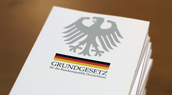 Broschüre mit der Aufschrift "Grundgesetz für die Bundesrepublik Deutschland", darüber der Bundesadler.