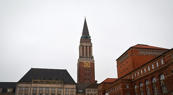 Das Kieler Rathaus mit Turm.