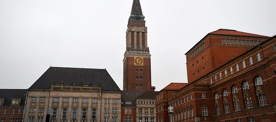 Das Kieler Rathaus mit Turm.