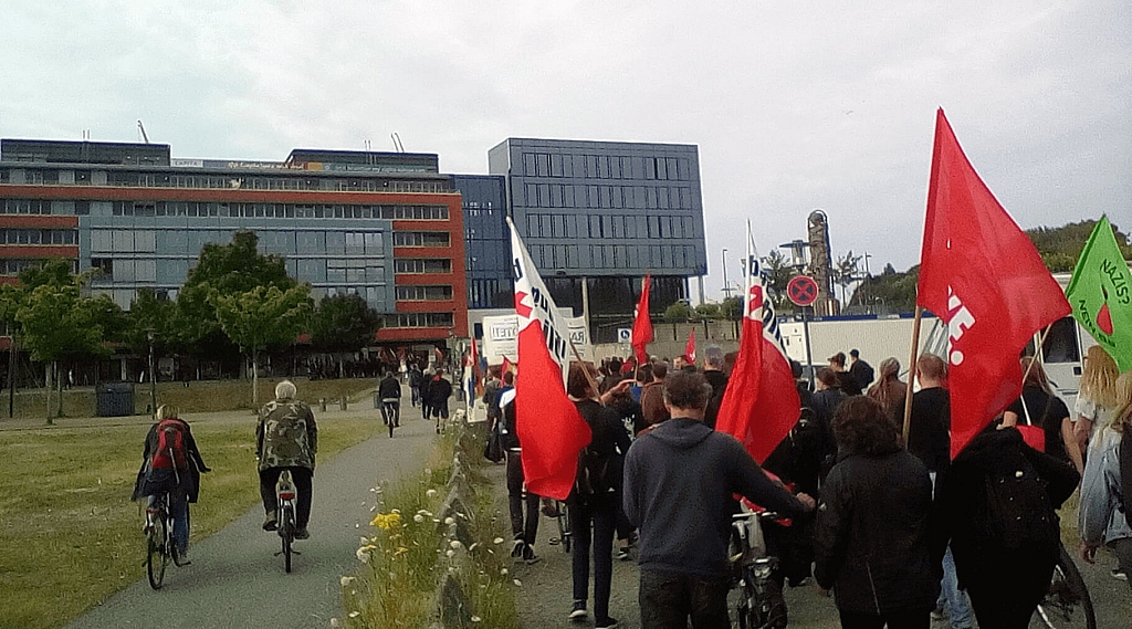 Ein Demonstrationszug in Kiel, in der Nähe des Ernst-Busch-Platzes.