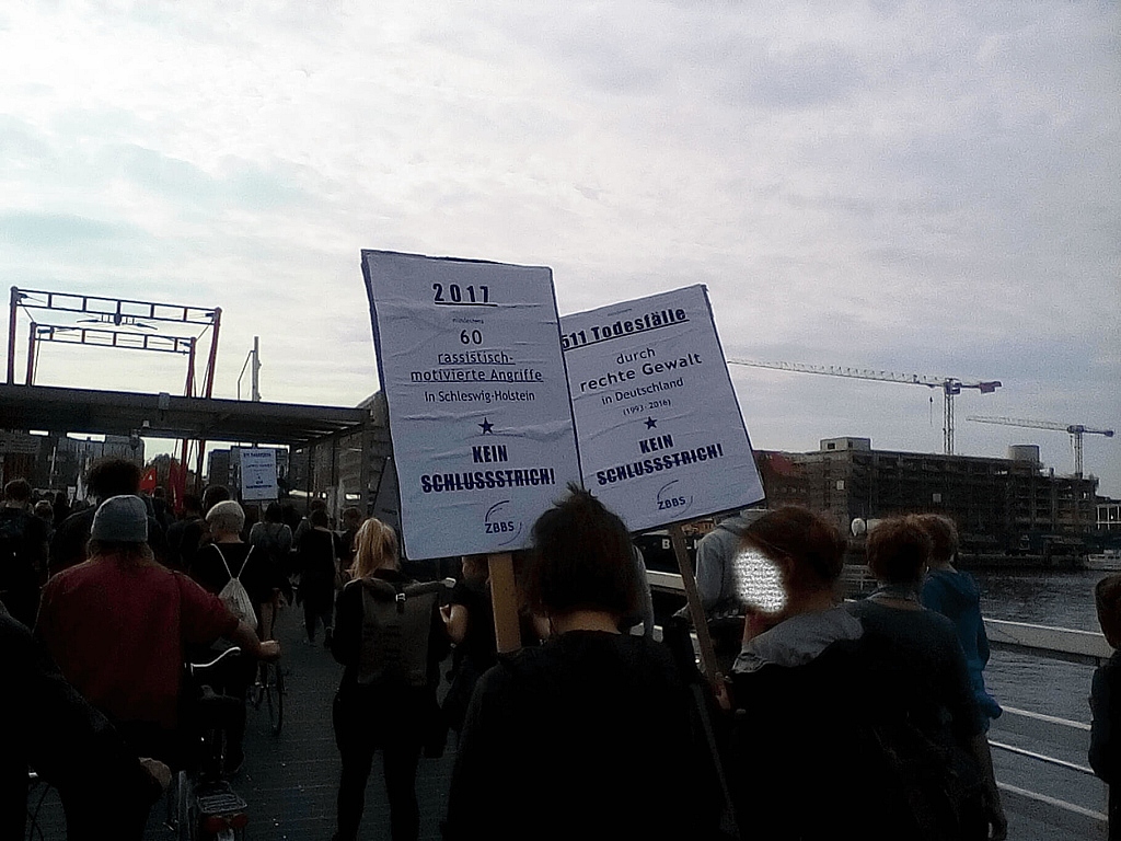 Ein Demonstrationszug in Kiel, der über die Hörnbrücke geht.